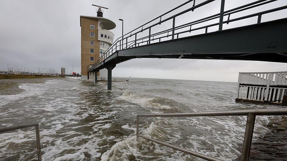 An der Alten Liebe überschwemmt die Nordsee bei einer Sturmflut das Hafengebiet. An der Alten Liebe überschwemmt die Nordsee bei einer Sturmflut das Hafengebiet.