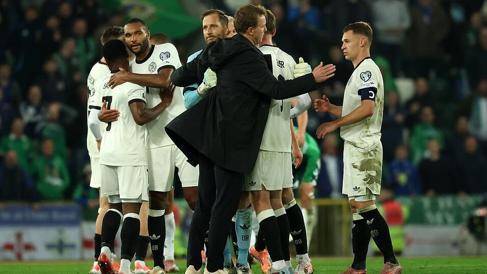 Bundestrainer Julian Nagelsmann gratuliert seinen Spielern nach dem Schlusspfiff auf dem Platz.