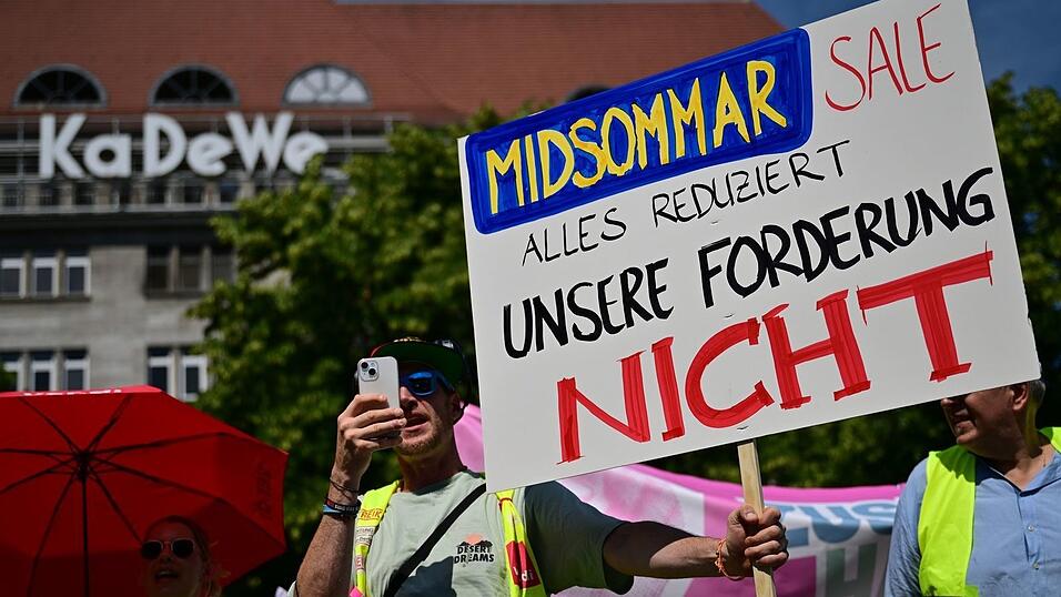 Handelsbeschäftigte streikten am Freitag in Berlin für höhere Löhne. Handelsbeschäftigte streikten am Freitag in Berlin für höhere Löhne.