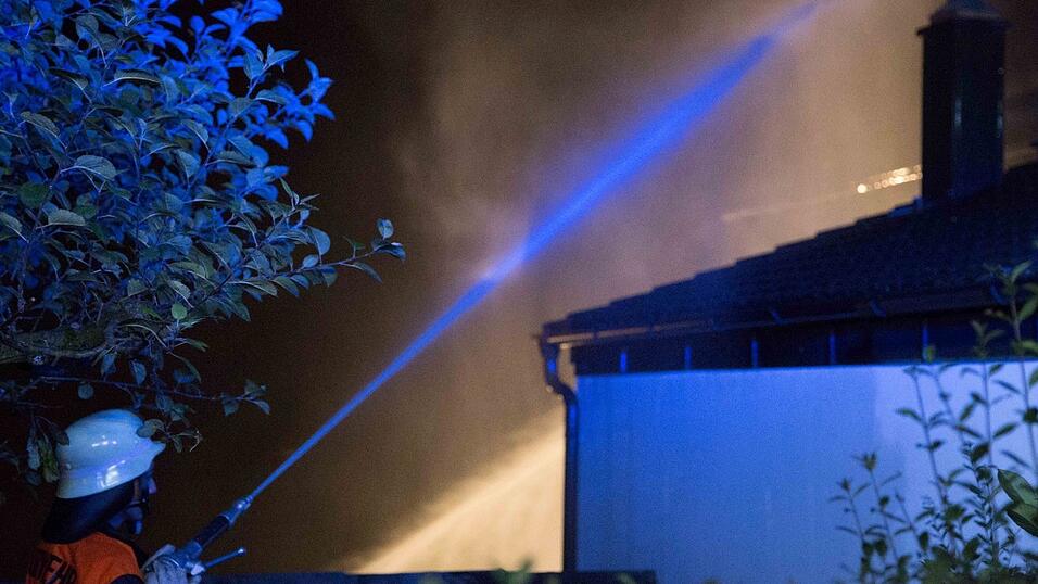 Bei einem Brand in Moosthenning im Landkreis Dingolfing-Landau wurde eine 91-J&auml;hrige lebensgef&auml;hrlich verletzt.