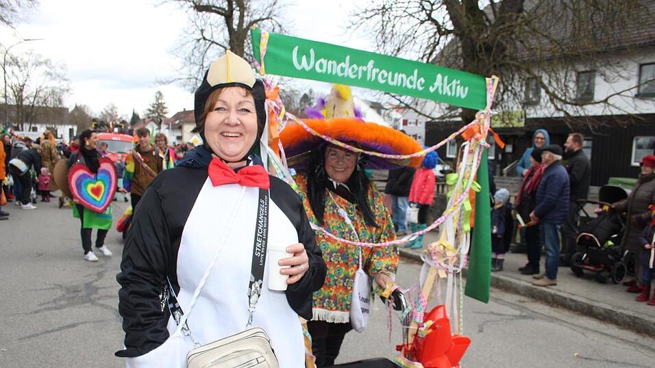 Viele Faschings-Fans haben sich am Samstag den Umzug in Langenbach angesehen. Viele Faschings-Fans haben sich am Samstag den Umzug in Langenbach angesehen.
