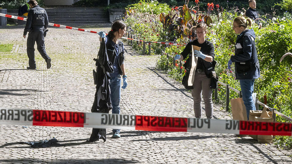 Polizisten sichern an einem Tatort im Alten Botanischen Garten Spuren. Die M&uuml;nchner Polizei ermittelt wegen eines mutma&szlig;lichen T&ouml;tungsdeliktes.