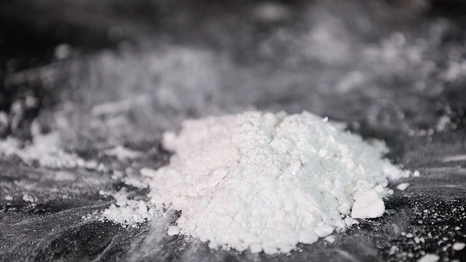 2,5 Kilogramm Kokain fanden die Beamten in einem Schmuggelversteck in einem Wagen auf der Autobahn 94. (Symbolbild)