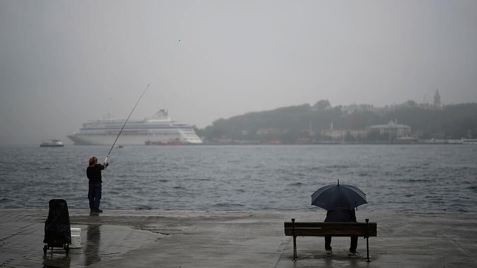 Ein Regentag in Istanbul - angesichts der Wasserprobleme im Land sind darüber viele dankbar. (Archivbild) Ein Regentag in Istanbul - angesichts der Wasserprobleme im Land sind darüber viele dankbar. (Archivbild)