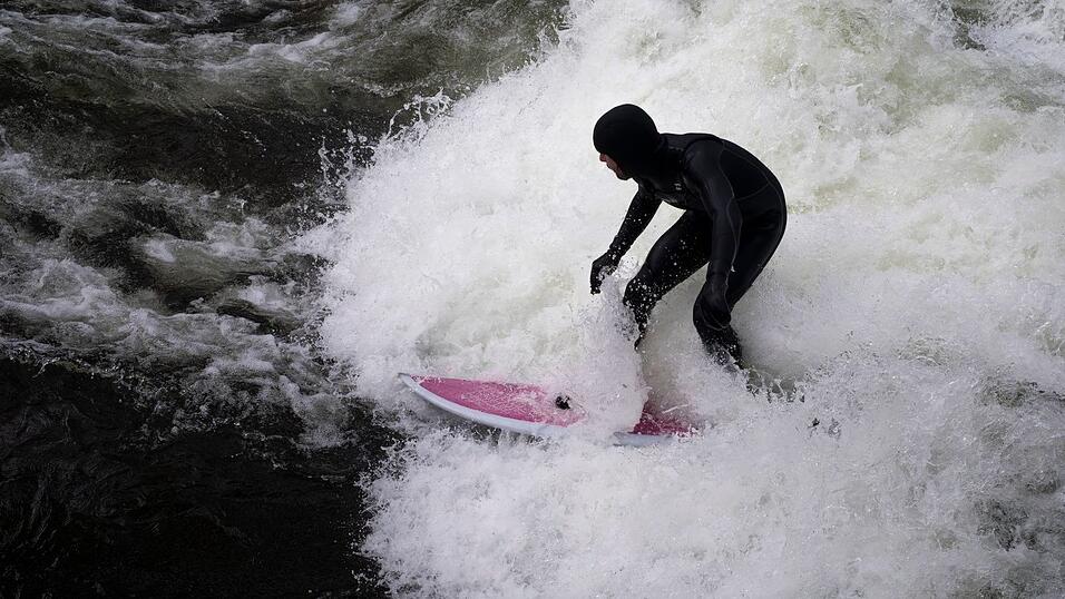 Eigentlich ist das Surfen auf dem Eisbach derzeit verboten. (Archivbild)