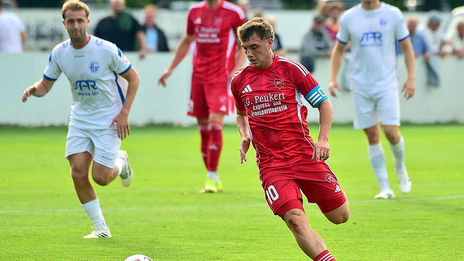 Simon Griesbeck (im roten Trikot) ist zurück im Kader des TSV Seebach, aber zu einem Einsatz in der Startelf im Auswärtsspiel beim 1. FC Bad Kötzting wird es für ihn wohl noch nicht reichen. Simon Griesbeck (im roten Trikot) ist zurück im Kader des TSV Seebach, aber zu einem Einsatz in der Startelf im Auswärtsspiel beim 1. FC Bad Kötzting wird es für ihn wohl noch nicht reichen.