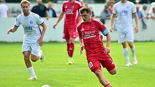 Simon Griesbeck (im roten Trikot) ist zurück im Kader des TSV Seebach, aber zu einem Einsatz in der Startelf im Auswärtsspiel beim 1. FC Bad Kötzting wird es für ihn wohl noch nicht reichen. Simon Griesbeck (im roten Trikot) ist zurück im Kader des TSV Seebach, aber zu einem Einsatz in der Startelf im Auswärtsspiel beim 1. FC Bad Kötzting wird es für ihn wohl noch nicht reichen.