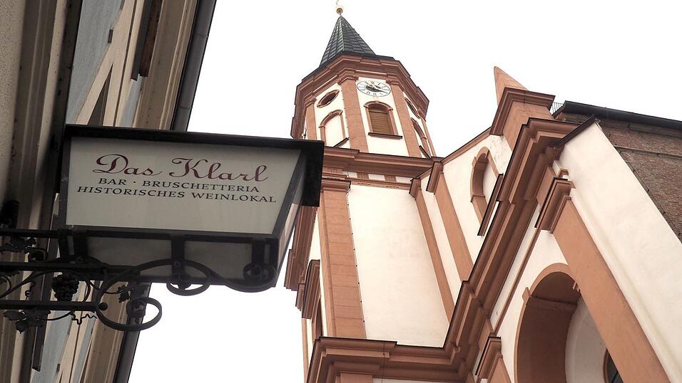 Historisches Ensemble: im Hintergrund die Karmelitenkirche.