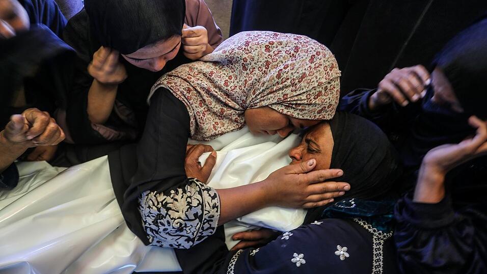 Laut pal&auml;stinensischen Angaben soll ein Kind, das bei einem israelischen Angriff getroffen und get&ouml;tet worden sein.