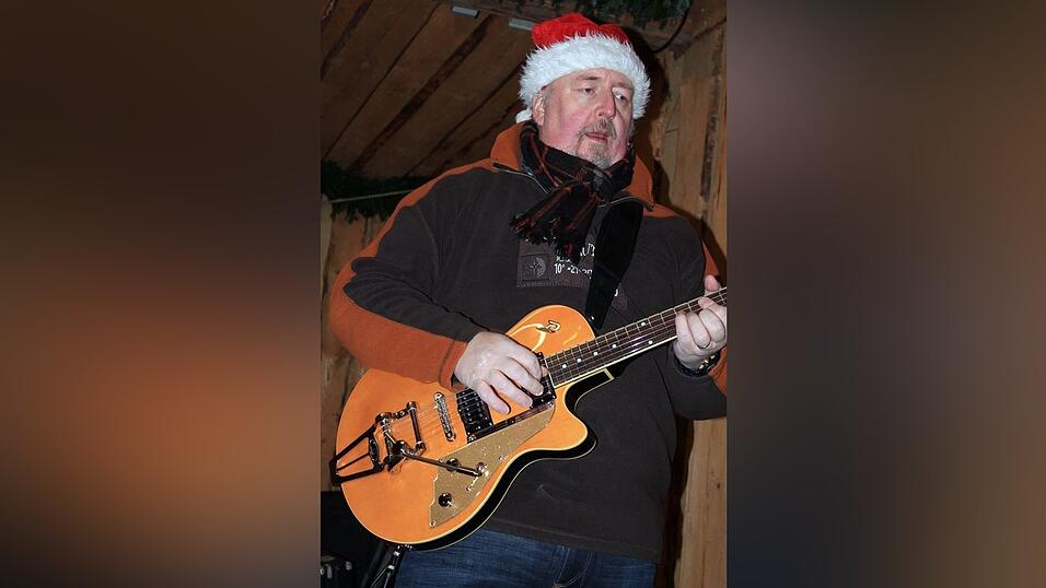 Der idyllische Christkindlmarkt in der Freyung in Landshut zählt zu den schönsten Christkindlmärkten Bayerns. Bei eisigen Temperaturen ist dort insbesondere die Glühwein-Alm natürlich heiß begehrt. Der idyllische Christkindlmarkt in der Freyung in Landshut zählt zu den schönsten Christkindlmärkten Bayerns. Bei eisigen Temperaturen ist dort insbesondere die Glühwein-Alm natürlich heiß begehrt.