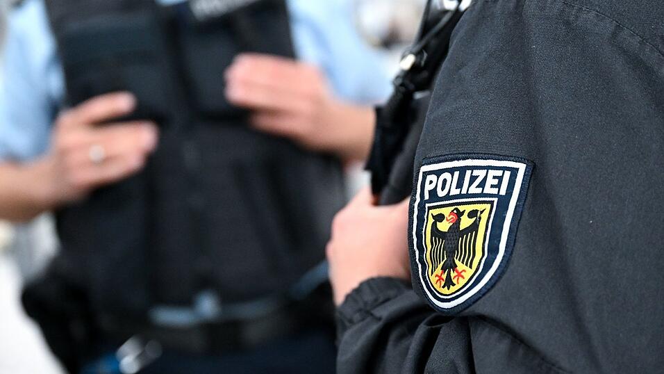 Die Bundespolizei musste den Mann am Sonntag zweimal festnehmen. (Symbolbild)