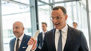 Der Koalitionsausschuss habe entschieden, das Vorhaben nicht weiterzuverfolgen, schrieben Fraktionschef Jens Spahn (rechts) und CSU-Landesgruppenchef Alexander Hoffmann an die Abgeordneten der Union. (Archivbild)