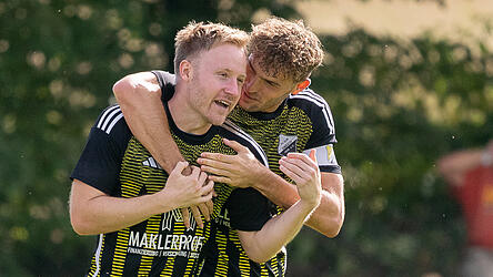 Florian Sommersberger (Doppelpack, l.) und Tobias Lieb (r.) treffen beide beim 4:0-Sieg vom FC-DJK Simbach gegen Oberschneiding.