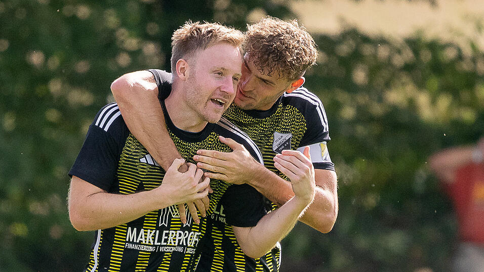 Florian Sommersberger (Doppelpack, l.) und Tobias Lieb (r.) treffen beide beim 4:0-Sieg vom FC-DJK Simbach gegen Oberschneiding.
