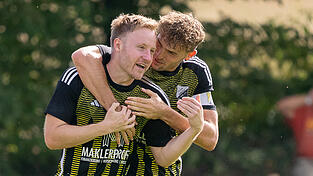 Florian Sommersberger (Doppelpack, l.) und Tobias Lieb (r.) treffen beide beim 4:0-Sieg vom FC-DJK Simbach gegen Oberschneiding. Florian Sommersberger (Doppelpack, l.) und Tobias Lieb (r.) treffen beide beim 4:0-Sieg vom FC-DJK Simbach gegen Oberschneiding.