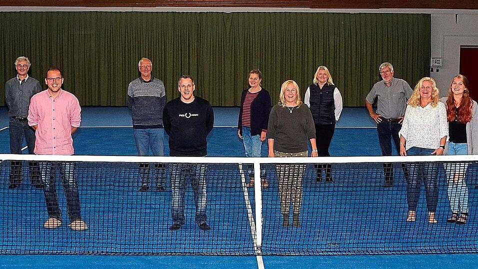 Die neue Vorstandschaft des TCM: (v. l.) Max Weh, Jürgen Hobmeier, Martin Hobmeier, Adrian Neumeier, Hubert Häusl, Oliver Uhlich, Conni Hennrich, Vorsitzende Susi Weinhöpl, Claudia Schröder, Matthias Lustnauer, Angela Schröcker und Lea Schröcker, Norbert Daimer und Sonja Lorenz. Die neue Vorstandschaft des TCM: (v. l.) Max Weh, Jürgen Hobmeier, Martin Hobmeier, Adrian Neumeier, Hubert Häusl, Oliver Uhlich, Conni Hennrich, Vorsitzende Susi Weinhöpl, Claudia Schröder, Matthias Lustnauer, Angela Schröcker und Lea Schröcker, Norbert Daimer und Sonja Lorenz.