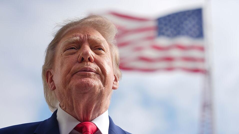US-Präsident Trump hat neue Zölle gegen Russland vorerst auf Eis gelegt. US-Präsident Trump hat neue Zölle gegen Russland vorerst auf Eis gelegt.