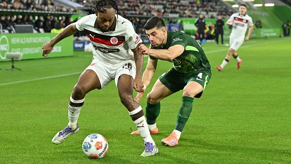 Im Zweikampf: St. Paulis Ricky Jade-Jones (l) und Wolfsburgs Konstantinos Koulierakis.