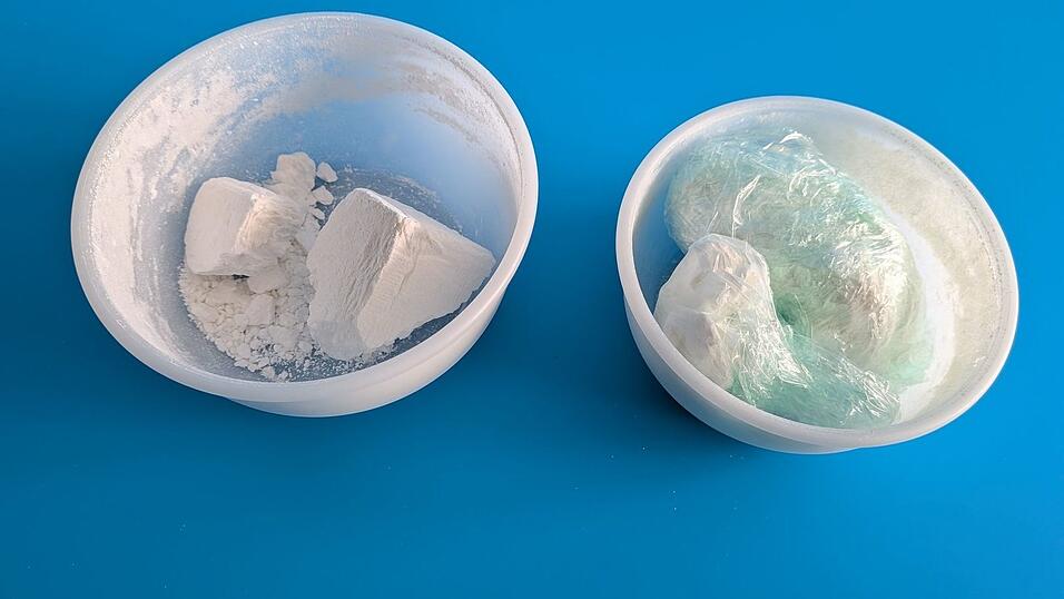 Bei Durchsuchungen in M&uuml;nchen und im Landkreis F&uuml;rstenfeldbruck finden Ermittler neben Bargeld auch Kokain.