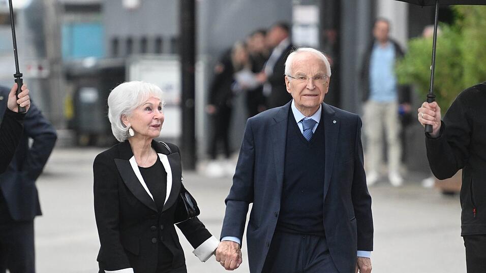 Seit 1968 sind Edmund Stoiber und seine Frau Karin miteinander verheiratet. (Archivbild) Seit 1968 sind Edmund Stoiber und seine Frau Karin miteinander verheiratet. (Archivbild)