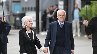 Seit 1968 sind Edmund Stoiber und seine Frau Karin miteinander verheiratet. (Archivbild) Seit 1968 sind Edmund Stoiber und seine Frau Karin miteinander verheiratet. (Archivbild)