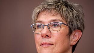 Annegret Kramp-Karrenbauer hat sich in einer Kampfabstimmung durchgesetzt.