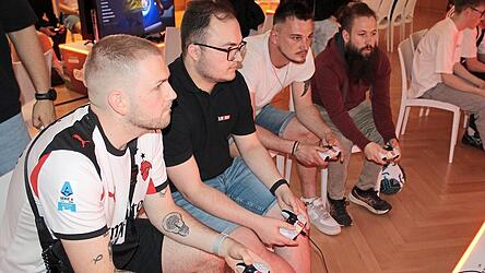 Spannung und Konzentration wie beim richtigen Fu&szlig;ball: Die Teilnehmer zeigten ihr Geschick auf den Bildschirmen.