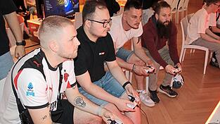 Spannung und Konzentration wie beim richtigen Fu&szlig;ball: Die Teilnehmer zeigten ihr Geschick auf den Bildschirmen.