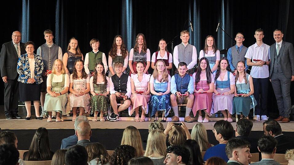 Die jahrgangsbesten Absolventinnen und Absolventen der Staatlichen Realschule Vilsbiburg mit Kreisrat Rudolf Lehner und der Vorsitzenden des Fördervereins der Realschule, Christa Seidl, (links) sowie Schulleiter Marco Schönauer (rechts). Die jahrgangsbesten Absolventinnen und Absolventen der Staatlichen Realschule Vilsbiburg mit Kreisrat Rudolf Lehner und der Vorsitzenden des Fördervereins der Realschule, Christa Seidl, (links) sowie Schulleiter Marco Schönauer (rechts).