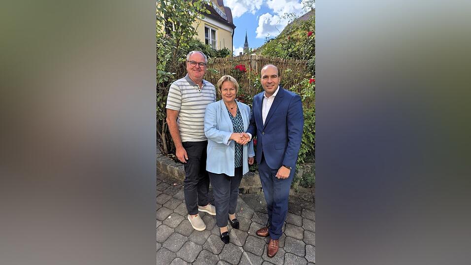 Josef Klaus und Florian Oßner gratulieren Claudia Geilersdorfer zur einstimmigen Empfehlung für die Nominierungsversammlung. Josef Klaus und Florian Oßner gratulieren Claudia Geilersdorfer zur einstimmigen Empfehlung für die Nominierungsversammlung.