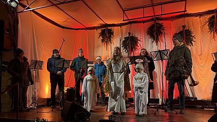 Christkind Emilia mit den Engelchen Marie und Marlene eröffnen den Viechtacher Adventsmarkt. Christkind Emilia mit den Engelchen Marie und Marlene eröffnen den Viechtacher Adventsmarkt.