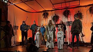 Christkind Emilia mit den Engelchen Marie und Marlene eröffnen den Viechtacher Adventsmarkt. Christkind Emilia mit den Engelchen Marie und Marlene eröffnen den Viechtacher Adventsmarkt.