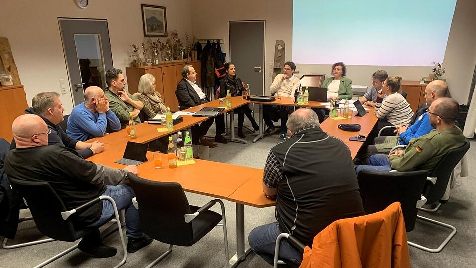 Zur Beratung &uuml;ber die k&uuml;nftige Tr&auml;gerschaft der Kindertagesst&auml;tte St. Josef waren Pfarrer Josef Gallmeier, Stefanie Scheibinger und Gesch&auml;ftsf&uuml;hrer Markus Meier (beide Regensburg) bei der Gemeinderatssitzung anwesend (Ecke Stirnseite).