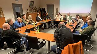 Zur Beratung &uuml;ber die k&uuml;nftige Tr&auml;gerschaft der Kindertagesst&auml;tte St. Josef waren Pfarrer Josef Gallmeier, Stefanie Scheibinger und Gesch&auml;ftsf&uuml;hrer Markus Meier (beide Regensburg) bei der Gemeinderatssitzung anwesend (Ecke Stirnseite).