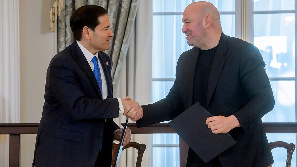 US-Außenminister Marco Rubio und UFC-Boss Dana White unterzeichnen eine Absichtserklärung für eine Partnerschaft. US-Außenminister Marco Rubio und UFC-Boss Dana White unterzeichnen eine Absichtserklärung für eine Partnerschaft.