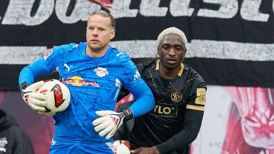 Zwei der auffälligsten Aklteure der ersten Halbzeit: Torwart Orjan Nyland (RB Leipzig, l) und David Mokwa (SV 07 Elversberg). Zwei der auffälligsten Aklteure der ersten Halbzeit: Torwart Orjan Nyland (RB Leipzig, l) und David Mokwa (SV 07 Elversberg).