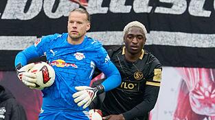 Zwei der auffälligsten Aklteure der ersten Halbzeit: Torwart Orjan Nyland (RB Leipzig, l) und David Mokwa (SV 07 Elversberg). Zwei der auffälligsten Aklteure der ersten Halbzeit: Torwart Orjan Nyland (RB Leipzig, l) und David Mokwa (SV 07 Elversberg).