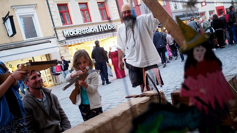 Mittelalter-Flair und super Stimmung: Die lange Einkaufsnacht 'Schlaflos' war gleichzeitig der Auftakt zum Mittelalter-Fest in Straubing. Mittelalter-Flair und super Stimmung: Die lange Einkaufsnacht 'Schlaflos' war gleichzeitig der Auftakt zum Mittelalter-Fest in Straubing.