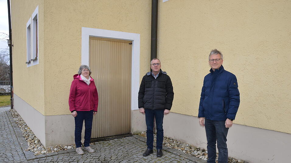 Mesnerin Paula Schachtl (v.l.), Kirchenpfleger Albert Steinhuber und Pfarrer Adi Ortmeier appellieren an all diejenigen, die mit ihren Hinterlassenschaften für Schmutz und zusätzliche Arbeit sorgen, sich zu bessern.