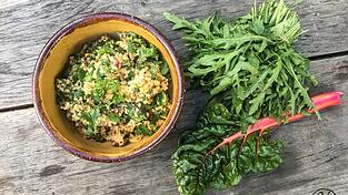 Unser Foodblogger von cooknsoul.de haben diesmal eine sommerlich-erfrischende Mangold-Salatkombination für uns: ihren Mangold Quinoa Salat mit Rukola und Koriander.