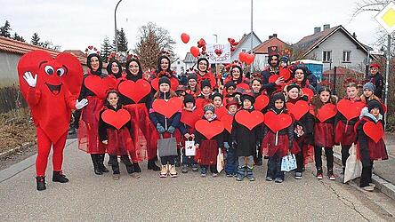 In starker Formation marschierten die Turnzwerge des TSV Alteglofsheim als rote Herzerl auf.