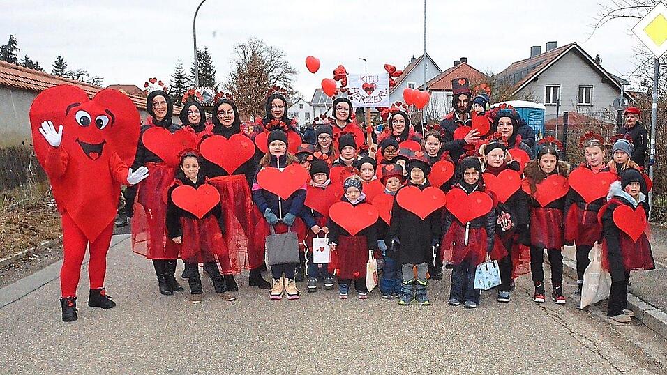 In starker Formation marschierten die Turnzwerge des TSV Alteglofsheim als rote Herzerl auf.