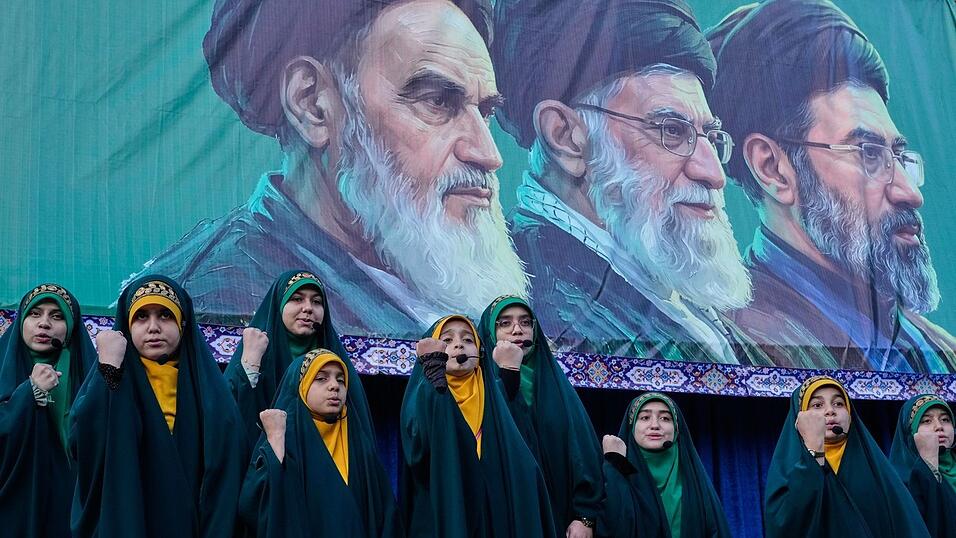 M&auml;dchen nehmen im Iran an einer staatlich organisierten Kundgebung zum Geburtstag von Imam Reza teil. (Archivbild)