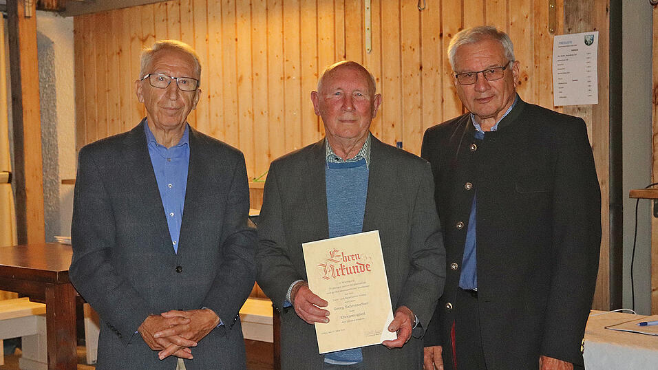 Georg Sallerstorfner wurde während der Hauptversammlung zum Ehrenmitglied des Vereins ernannt (von rechts): Martin Schuster, Georg Sallerstorfner und Alfons Zierer. Georg Sallerstorfner wurde während der Hauptversammlung zum Ehrenmitglied des Vereins ernannt (von rechts): Martin Schuster, Georg Sallerstorfner und Alfons Zierer.