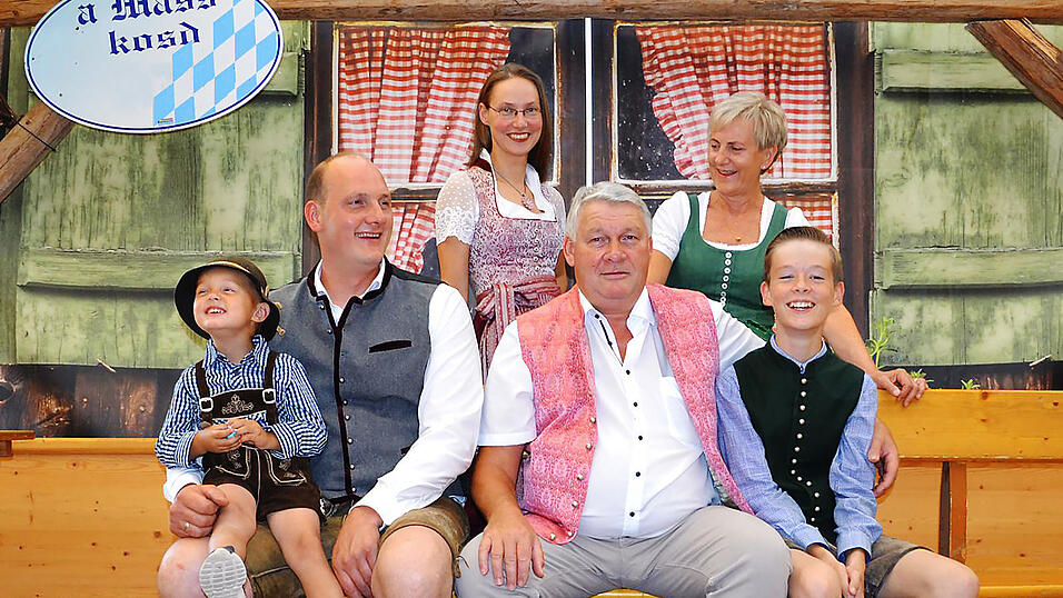 Festwirt Thomas Reisinger und seine Frau Ramona mit S&ouml;hnen und Vater Hubert und Mutter Eva Reisinger freuen sich, wieder viele Freunde und Bekannte im Grafenwirtzelt zu sehen.