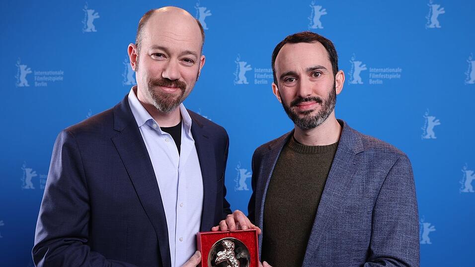 US-Regisseur Brandon Kramer (r) und US-Regisseur Lance Kramer posieren mit dem Berlinale-Dokumentarfilmpreis.
