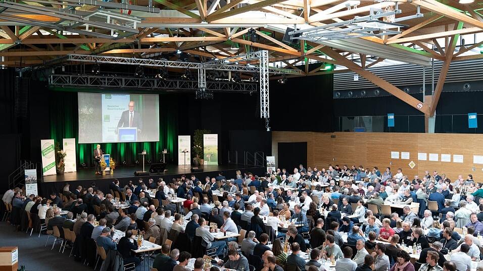 Rund 500 Landwirte nahmen am Veredlungstag des DBV in der Eskara teil. Rund 500 Landwirte nahmen am Veredlungstag des DBV in der Eskara teil.