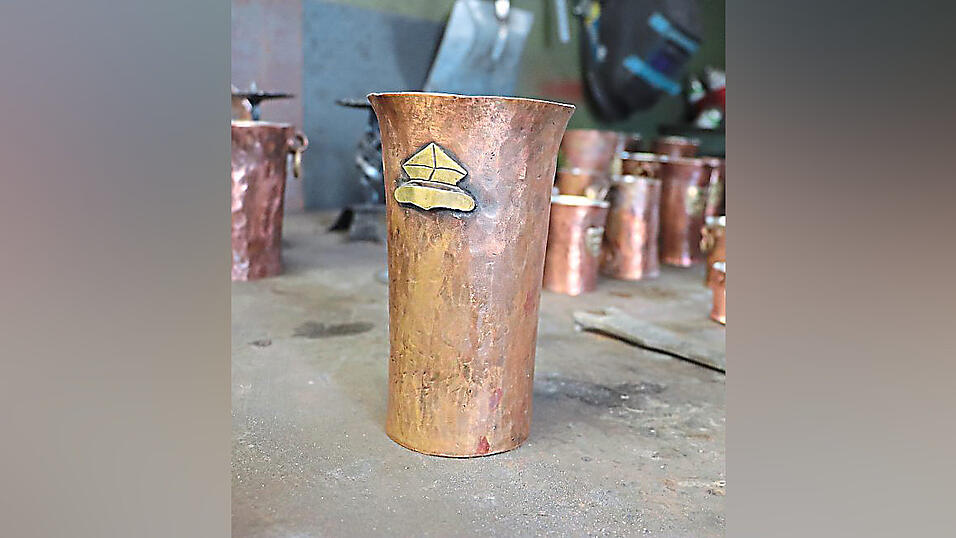 So sah der erste Becher aus, den der Schlossermeister in seiner Werkstatt gefertigt hat. So sah der erste Becher aus, den der Schlossermeister in seiner Werkstatt gefertigt hat.