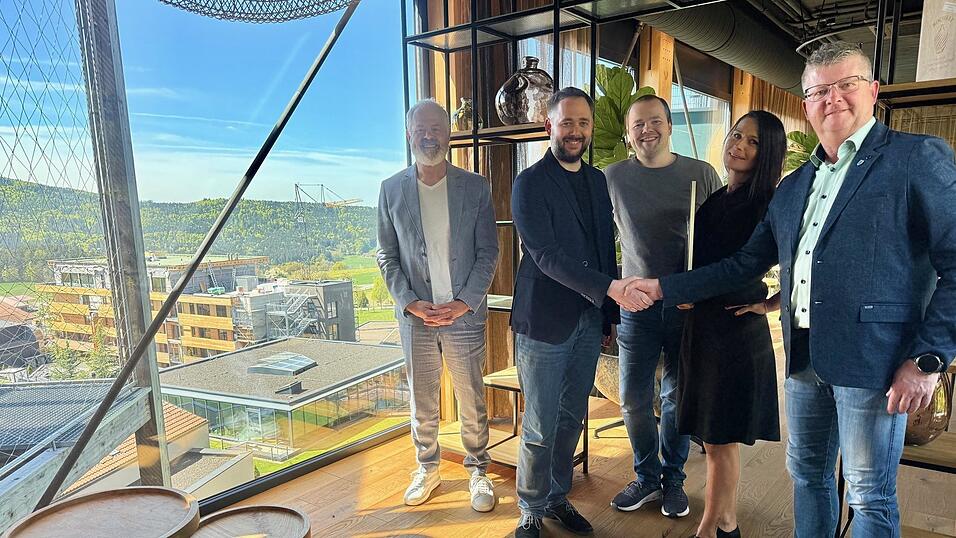 Bei der Besichtigung: (v.l.) Ulrich N. Brandl, Nikolaus Brandl, Benjamin Brandl, Michaela Lankes, B&uuml;rgermeister Heinz Niedermayer. Im Hintergrund erkennt man die derzeitige Baustelle.
