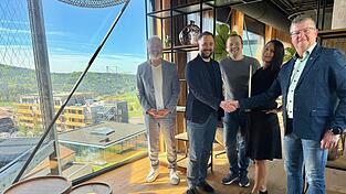 Bei der Besichtigung: (v.l.) Ulrich N. Brandl, Nikolaus Brandl, Benjamin Brandl, Michaela Lankes, B&uuml;rgermeister Heinz Niedermayer. Im Hintergrund erkennt man die derzeitige Baustelle.